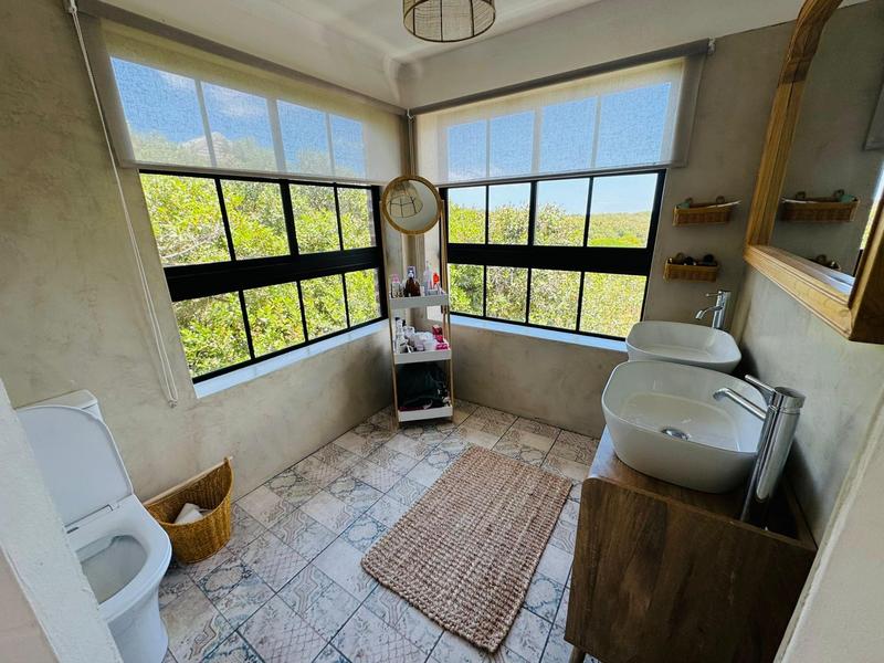 5 Bedroom Property for Sale in Sandbaai Western Cape